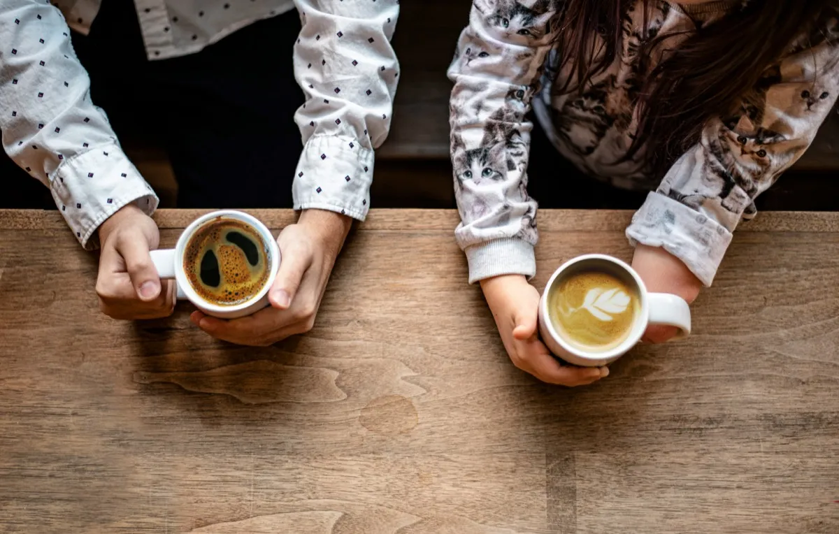 コーヒーカップを手にするふたり